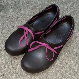 CROCS Tilda Brown Purple Dutch Clogs